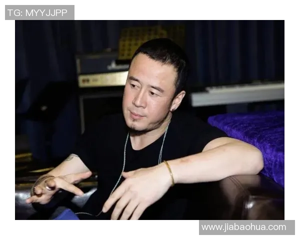 足球明星杨坤高清图片展示他的风采与魅力，尽显运动员的风范与激情