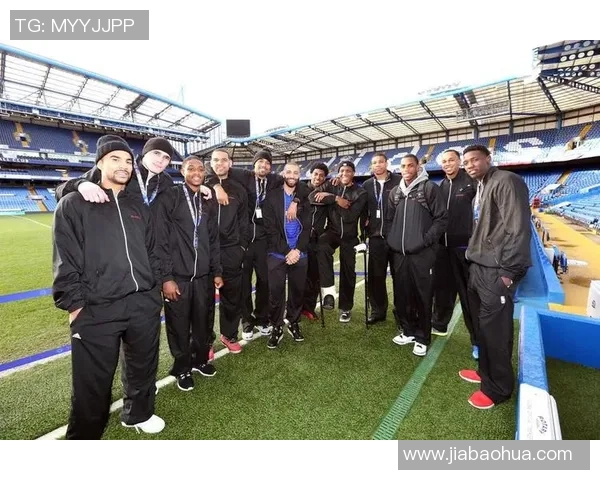 足球明星齐聚领奖盛典合影留念展现荣耀与友谊的瞬间