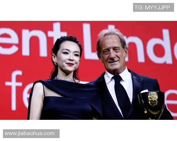 普京亲自为足球明星颁奖的精彩瞬间引发热议与关注 普京亲自为足球明星颁奖的精彩瞬间引发热议与关注