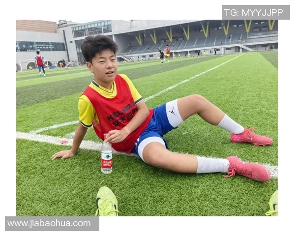 足球明星独特踢球姿势解析与技巧分享让你领略足球魅力 足球明星独特踢球姿势解析与技巧分享让你领略足球魅力